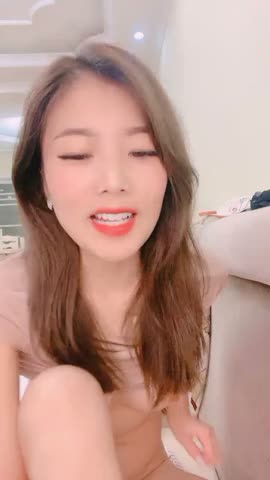 STP25549 【颜值女神卫生间自慰】蓝色假屌地上骑坐，无毛骚穴，表情一脸淫荡，水声哗哗浪叫，双指扣入极品美腿~STP25549 new